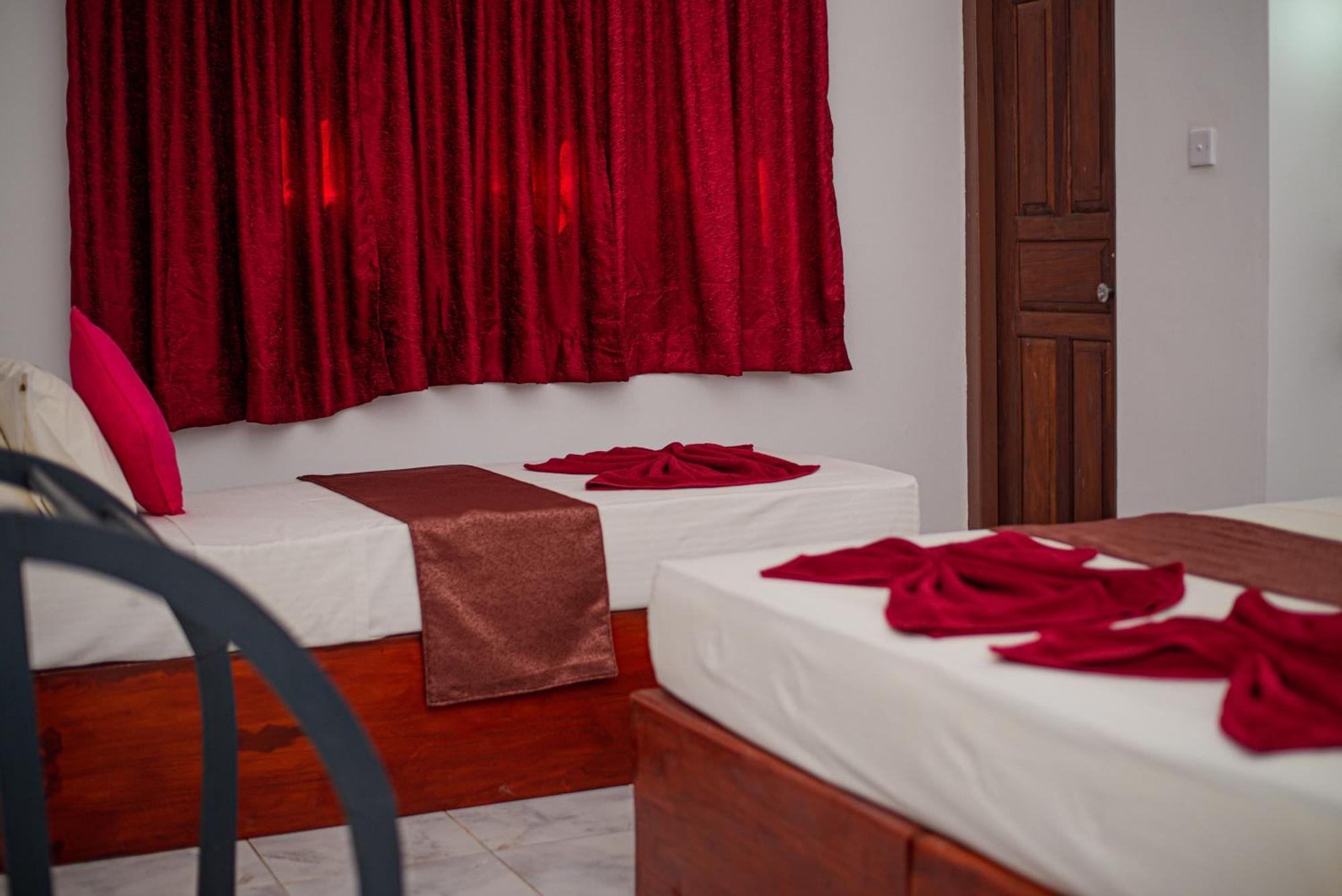 Sundowners Guesthouse Hikkaduwa Cameră foto