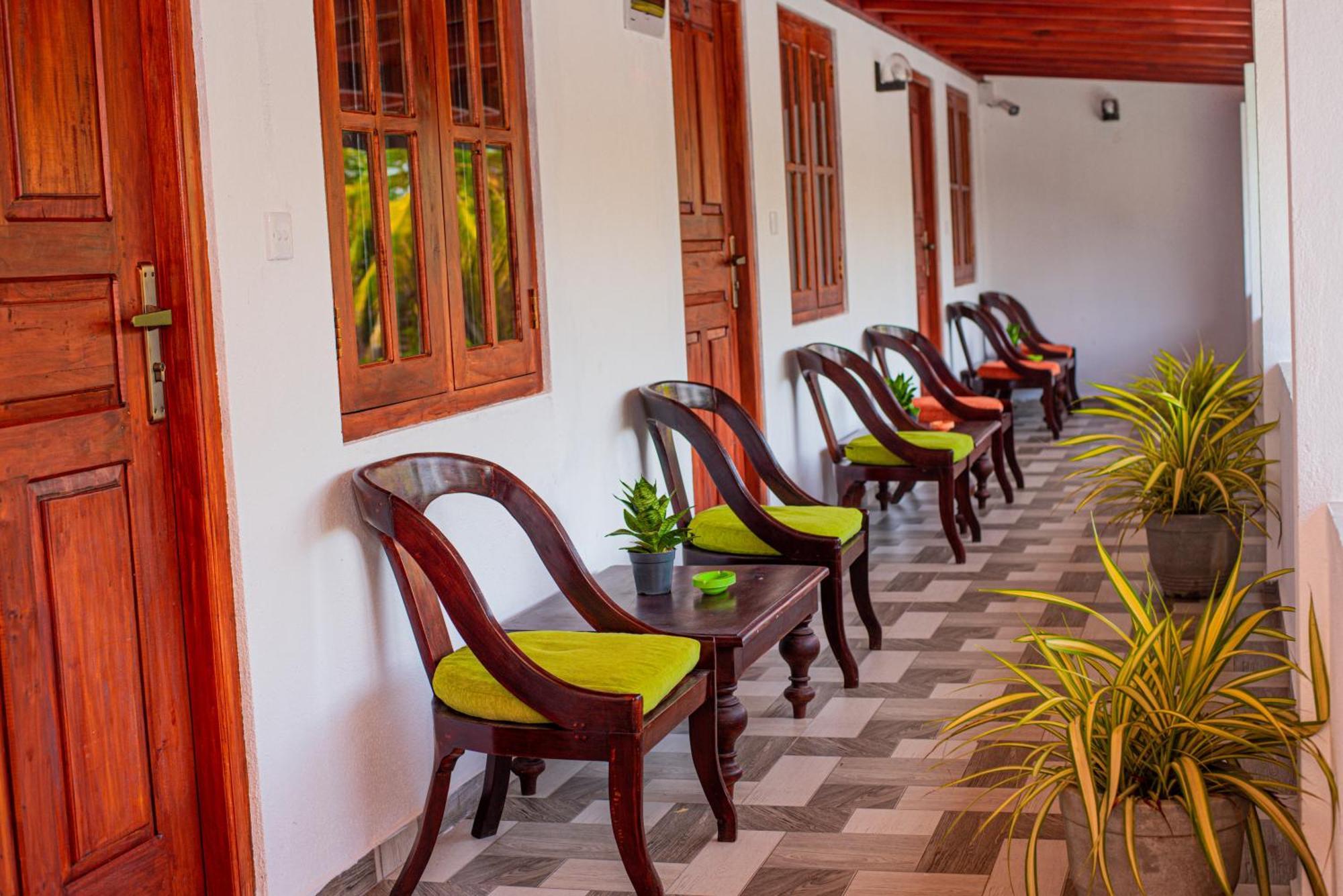 Sundowners Guesthouse Hikkaduwa Exterior foto