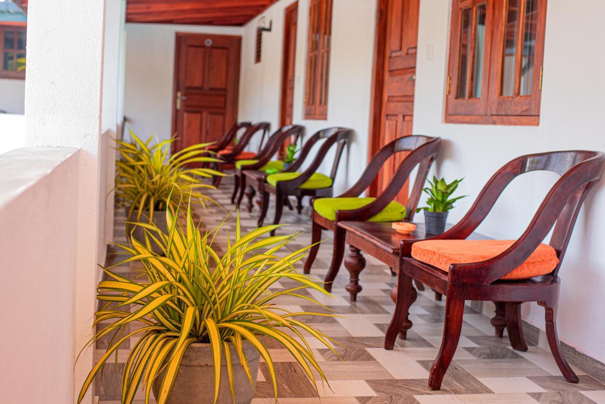 Sundowners Guesthouse Hikkaduwa Exterior foto